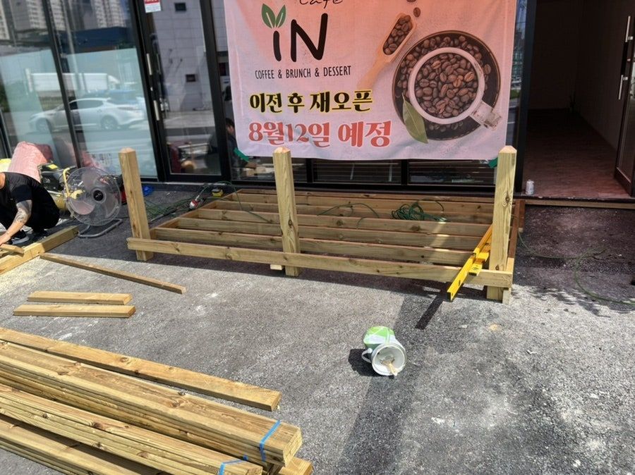 핸디페어 당진 송산점 상가 출입구 목재 데크 시공사진 1
