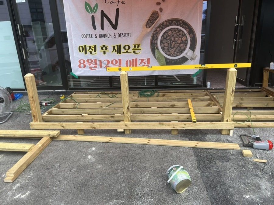 핸디페어 당진 송산점 상가 출입구 목재 데크 시공사진 4