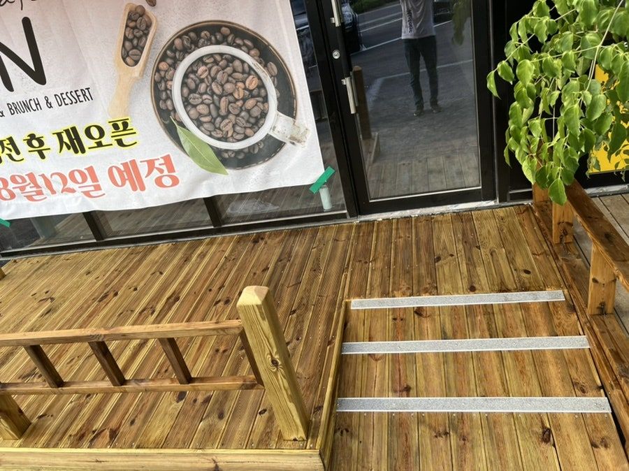 핸디페어 당진 송산점 상가 출입구 목재 데크 시공사진 8