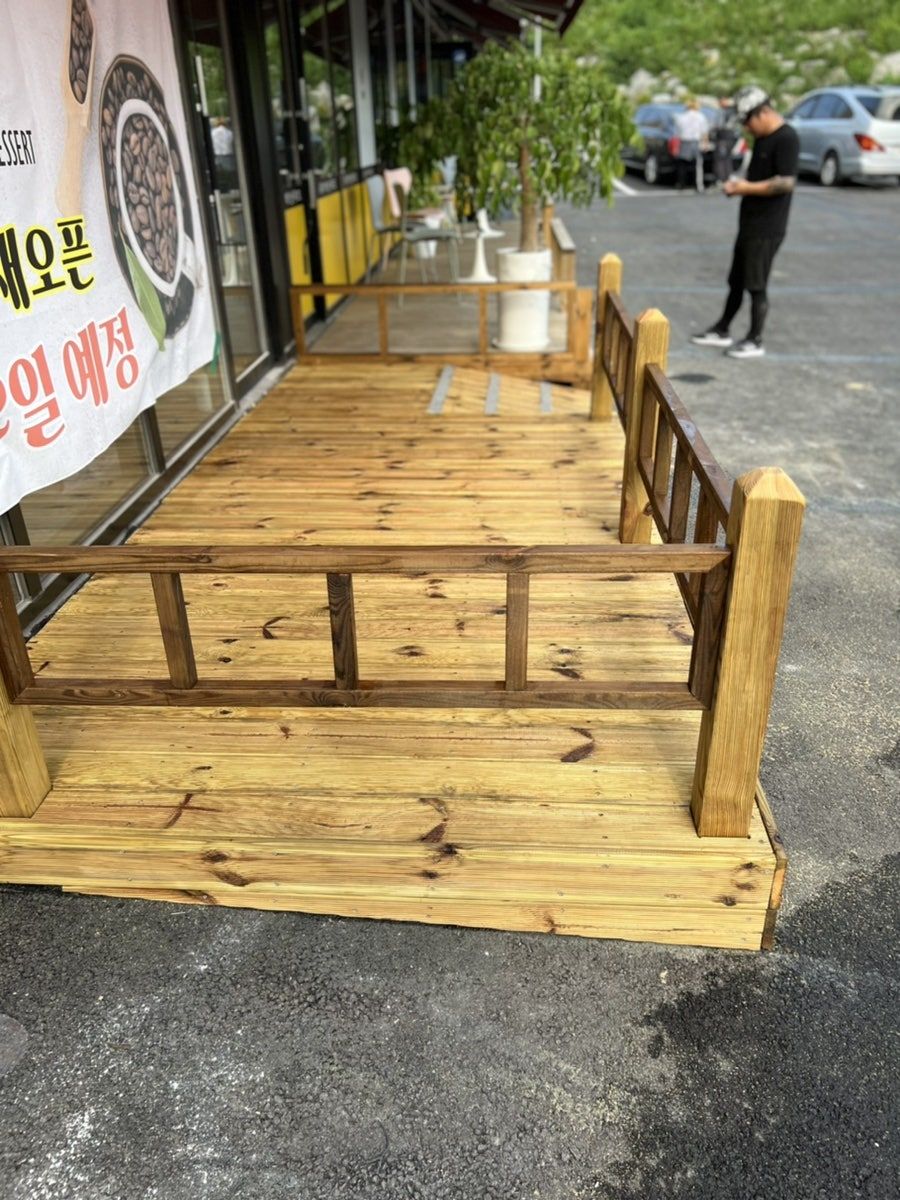 핸디페어 당진 송산점 상가 출입구 목재 데크 시공사진 9